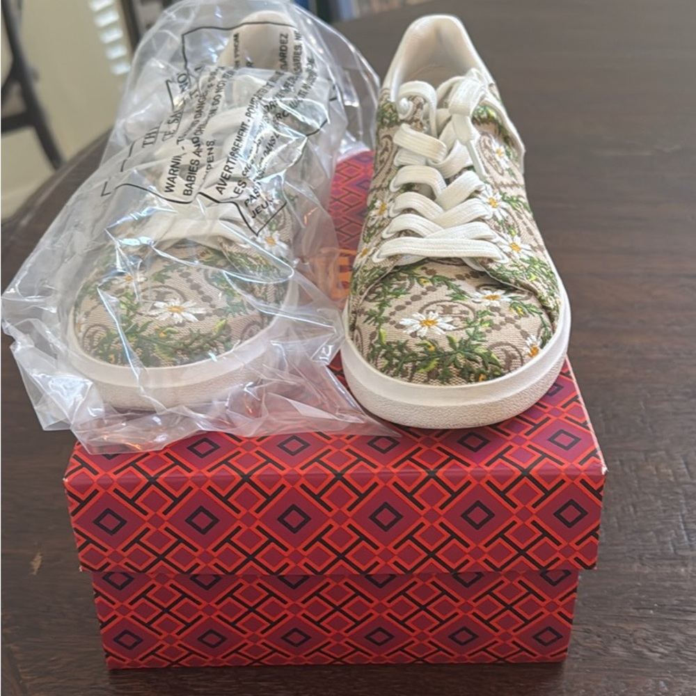 Tory Burch Monogram Daisy Embroidered Sneakers – Size 6.5